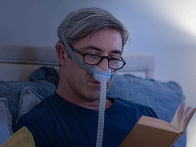 AirFit-N30-diskret-nasal-maske-vugge-for-OSA-terapi-pasient-ResMed