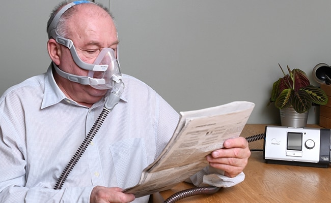 KOLS_mann_lumis_leser_journal_helmaske