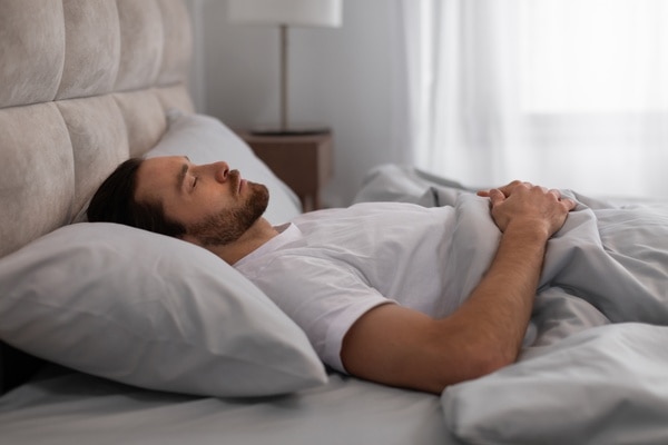  Mann som sover på ryggen, med pute