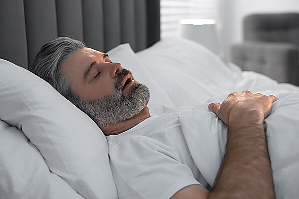  mann som sover på ryggen