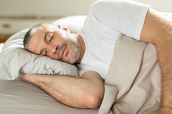  mann som sover på siden