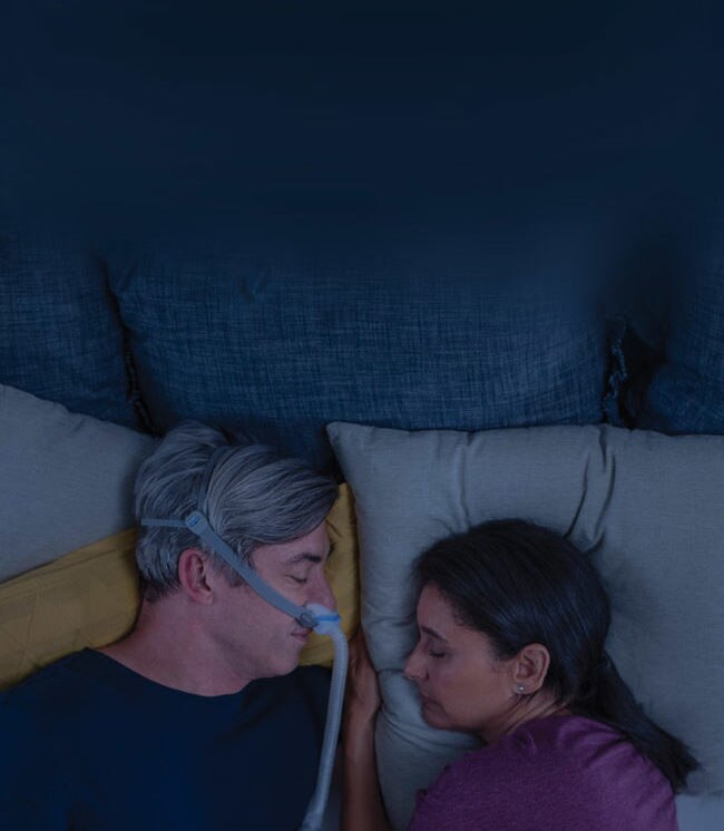 menneske sove-med-AirFit-N30-CPAP-maske-nær-til-sin-kone-mobile
