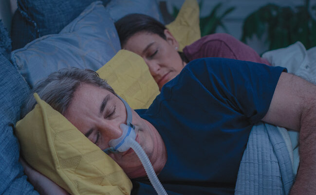 mann-sleeping-med-under-the-nese-AirFit-N30-CPAP-maske-mobile