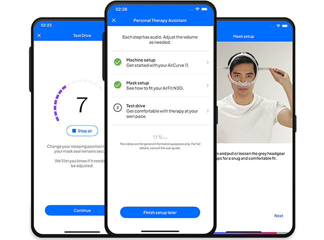 Tre smarttelefonskjermer som viser ResmedmyAir Personlig terapiassistent med oppsett av CPAP-maskin, oppsett av maske, utprøving av behandlingen og trinnvis veiledning for søvnapnébehandling.