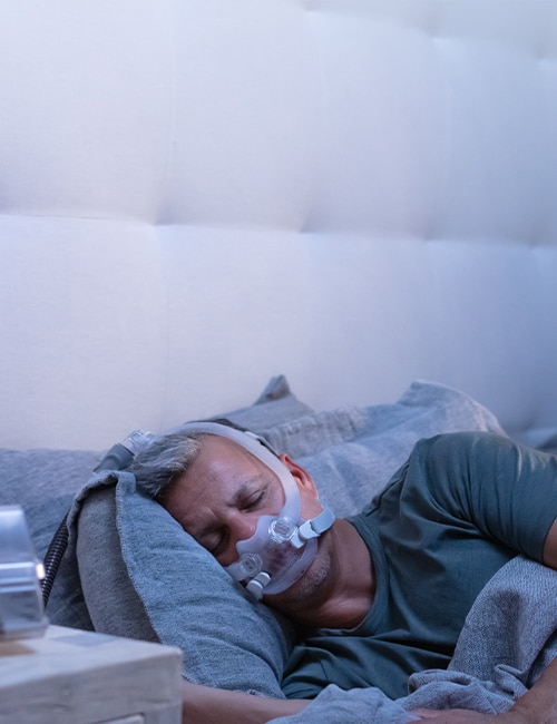pasient-sove-med-AirFit-F30i-rør-up-CPAP-maske-mobile Resmed-Norge