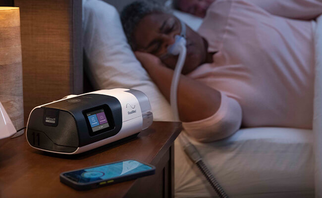 søvnapnépasient-som-sover-med-AirSense-11-CPAP