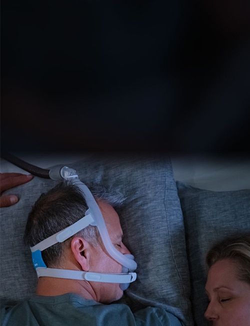sleep-apnea-pasient-sove-på-seg-magen-med-AirFit-F30i-maske-mobile Resmed-Norge