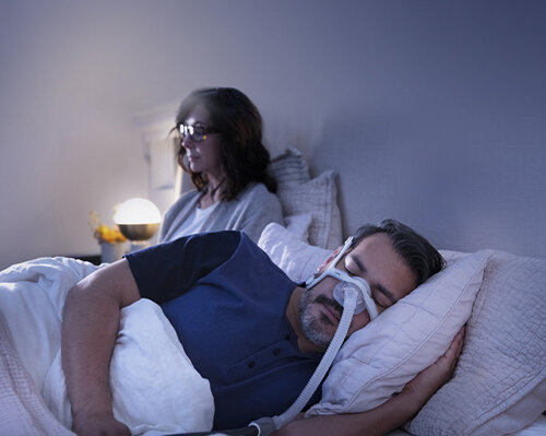 søvn-apne-pasient-sove-med-AirTouch-N20-nasal-maske CPAP-mobil Resmed-Norge